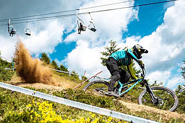 Rider VTT contemplant le panorama en fin de journée