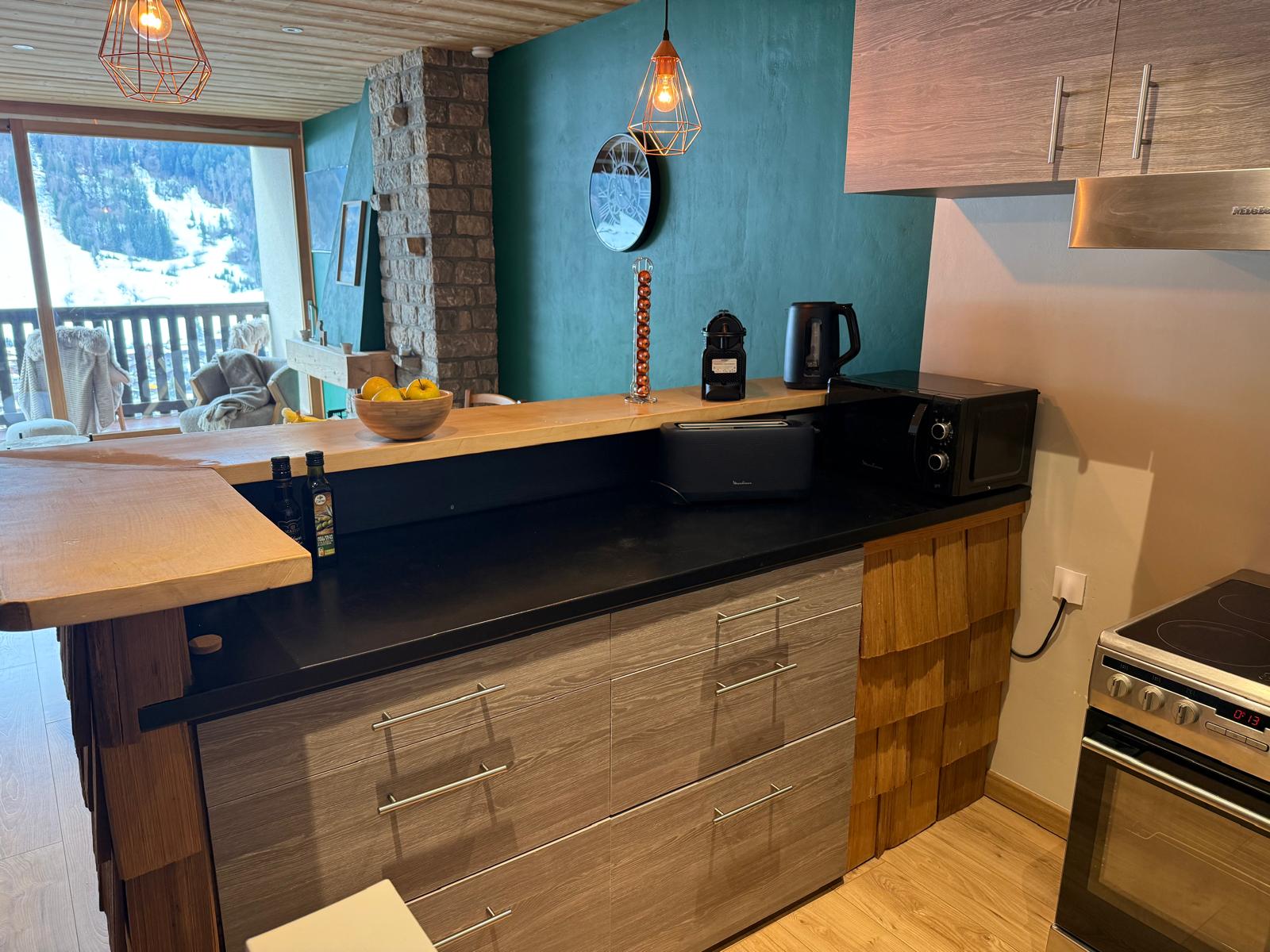 Cuisine équipée moderne avec tous les ustensiles nécessaires