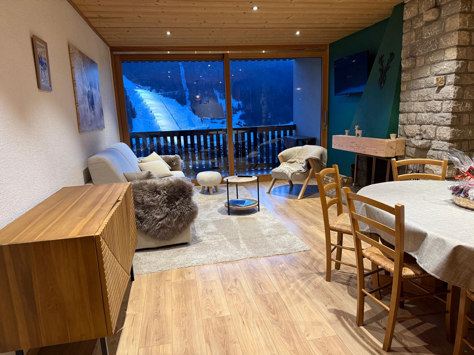 Salon lumineux avec baie vitrée