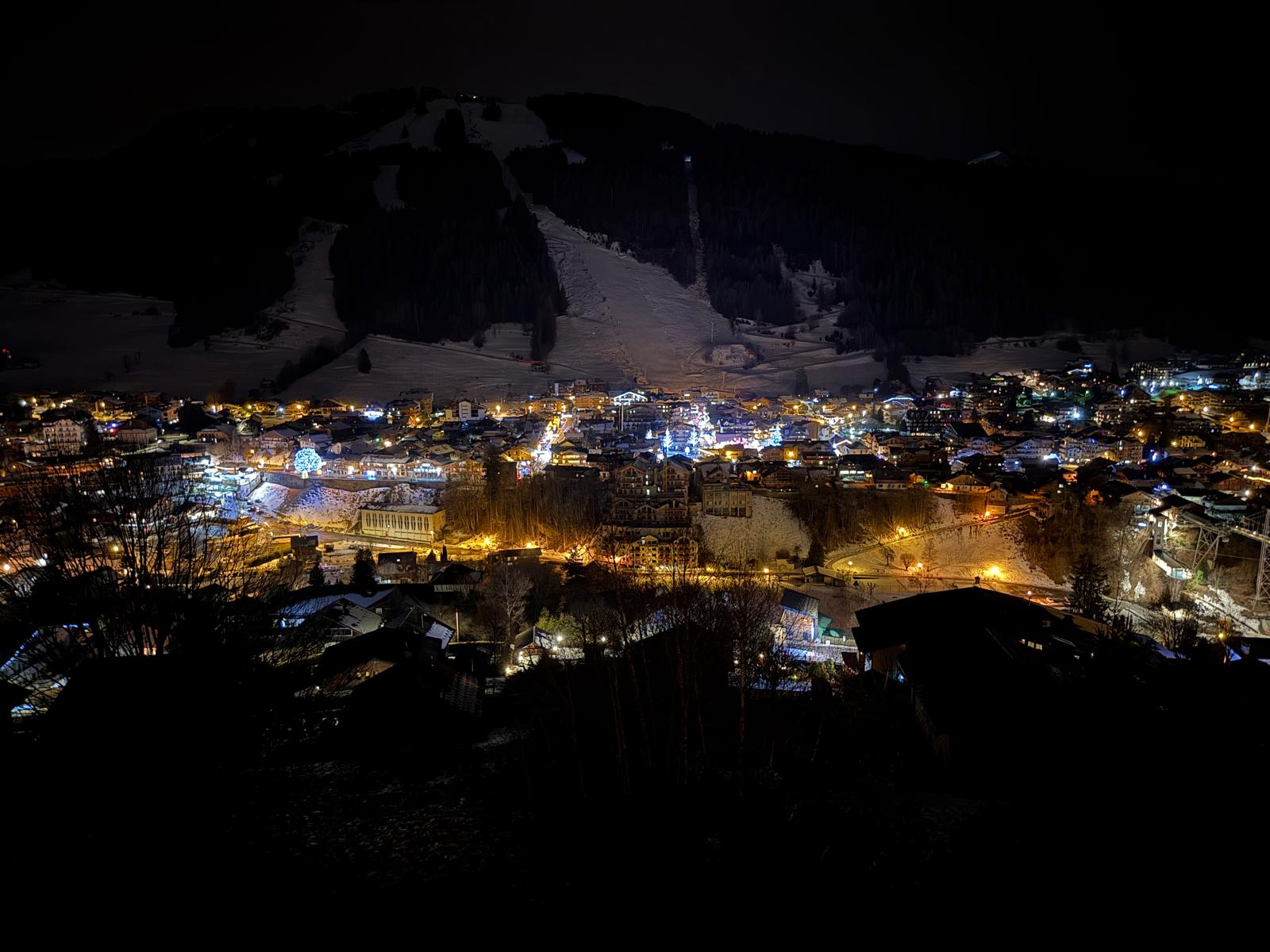 Morzine by night - La ville éclairée sous les montagnes