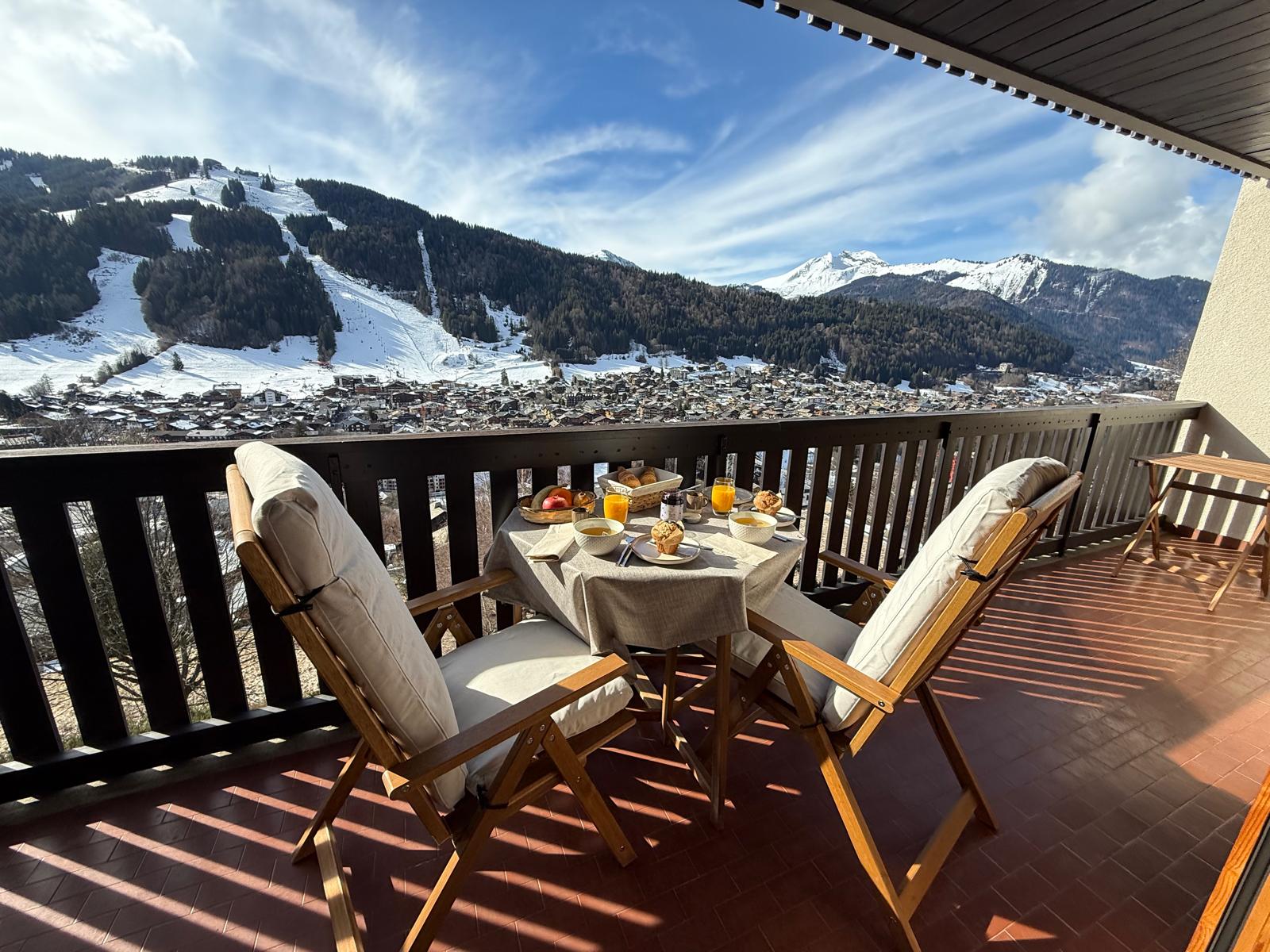 Déjeuner sur le balcon en admirant le panorama