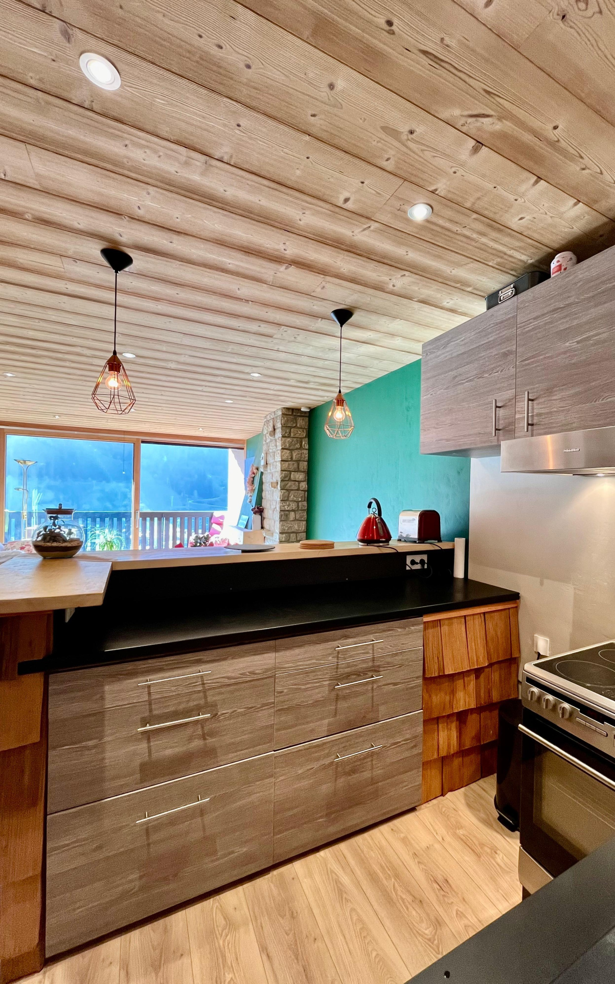 Salon lumineux avec baie vitrée