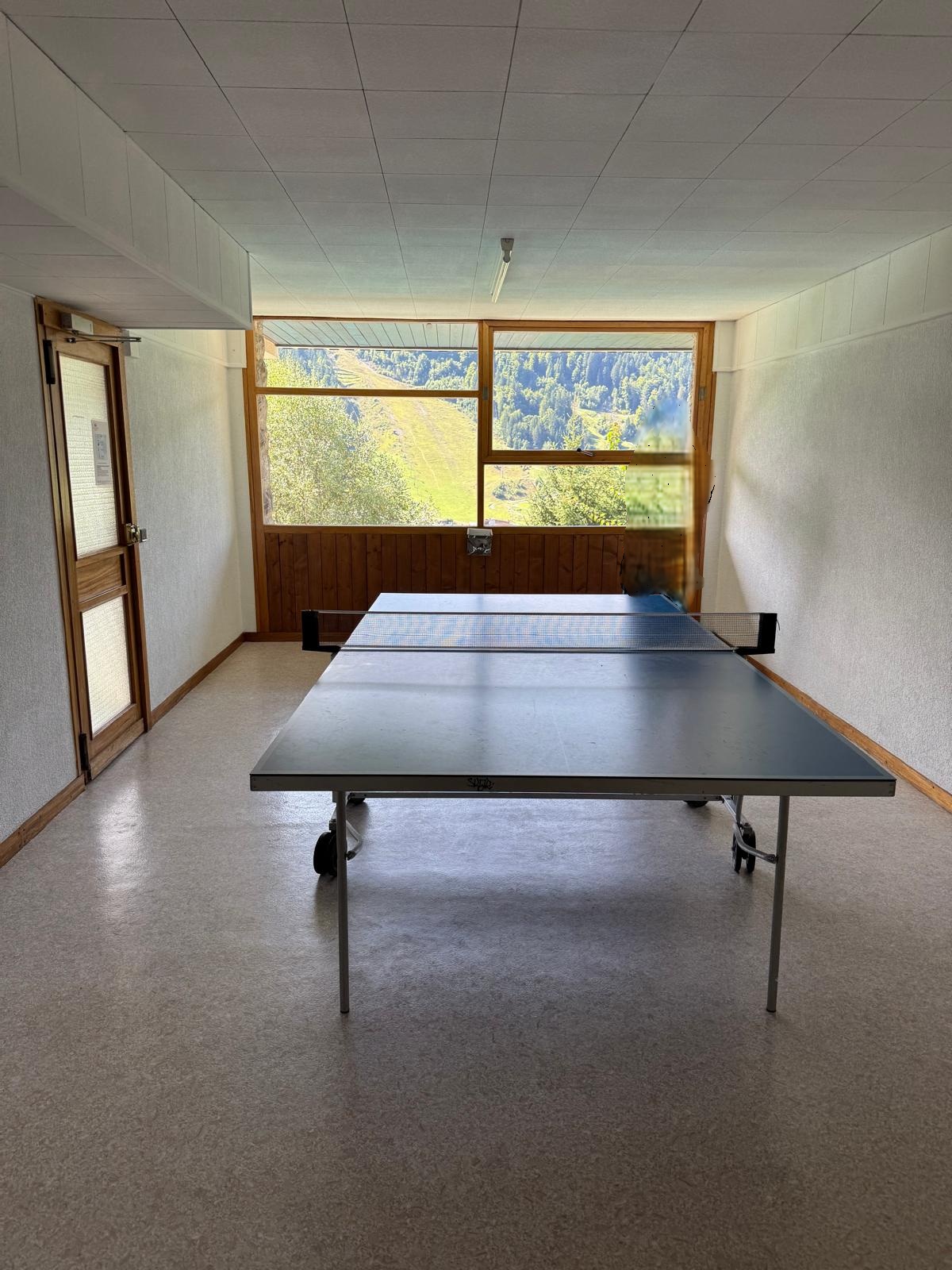 Table de ping-pong dans la salle commune