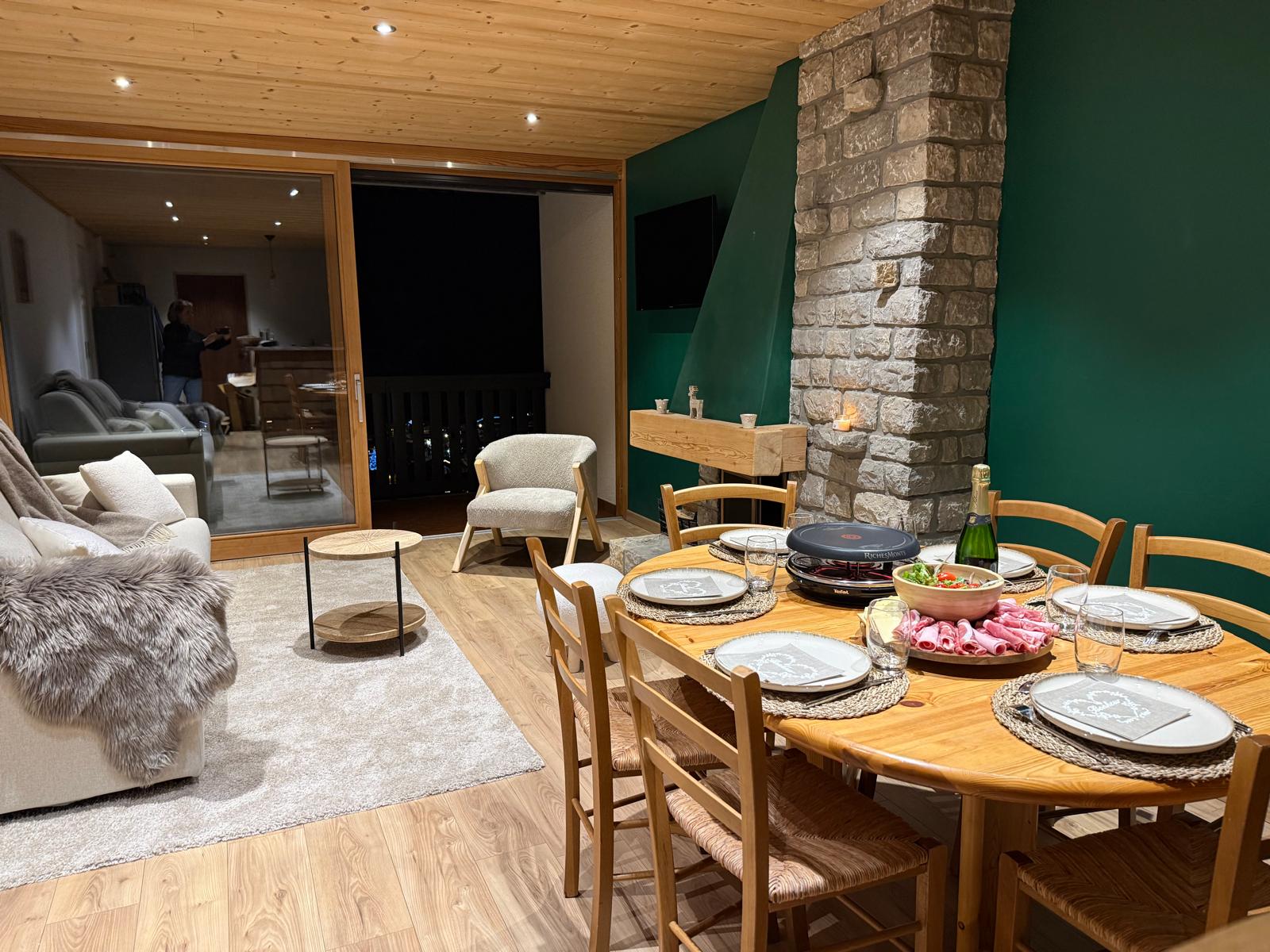 Coin repas avec vue sur la montagne