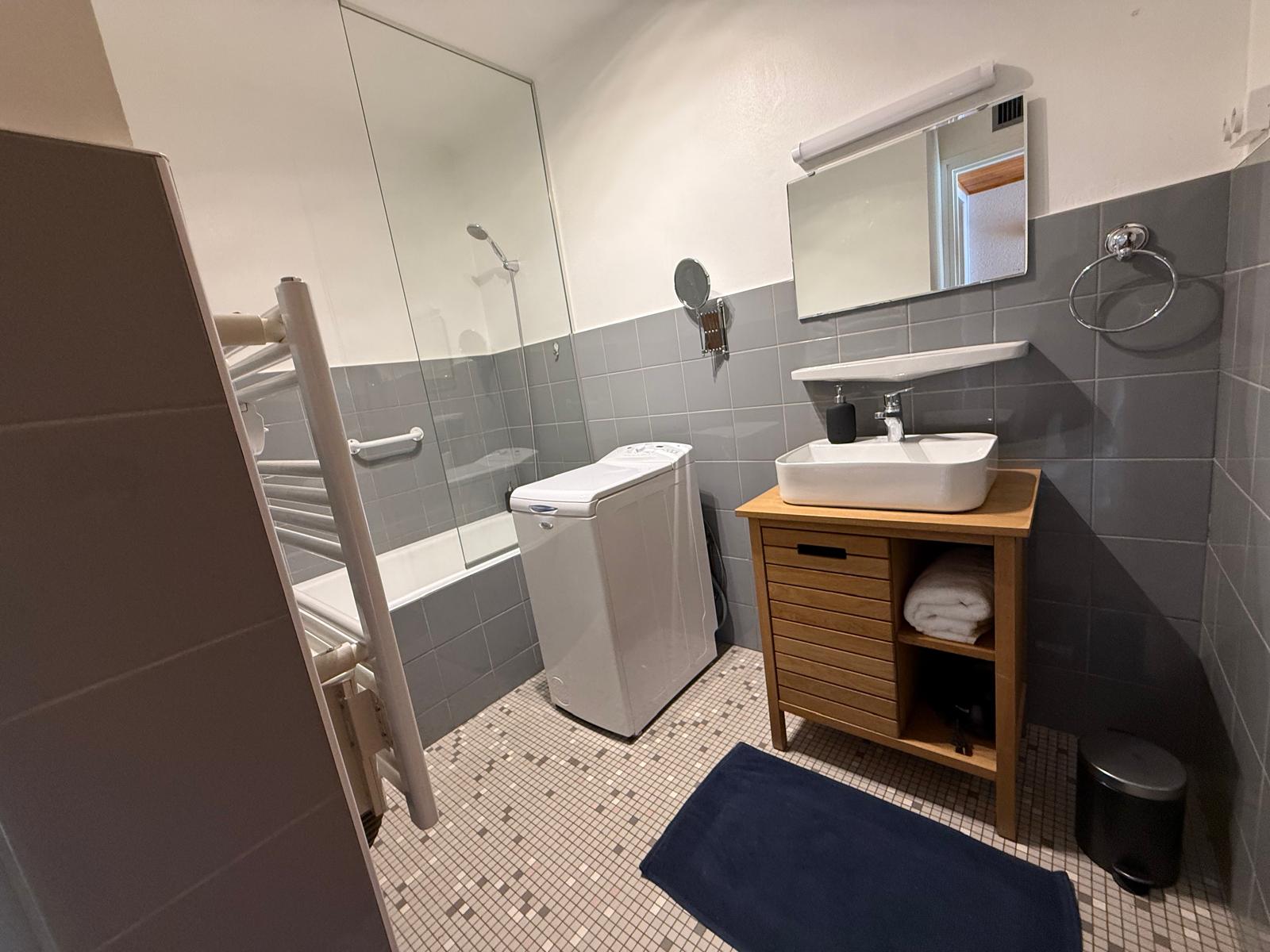 Salle de bain avec baignoire-douche, chauffage, sèche-serviette, 